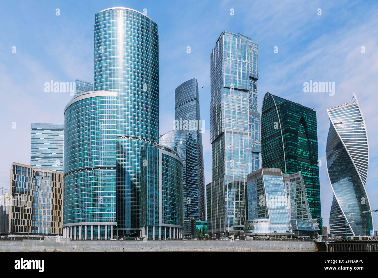 Vue sur les gratte-ciels du quartier de Moscou le jour ensoleillé du printemps. Moscou. Russie Banque D'Images Vue sur les gratte-ciels du quartier de Moscou le jour ensoleillé du printemps. Moscou. Russie Banque D'Images