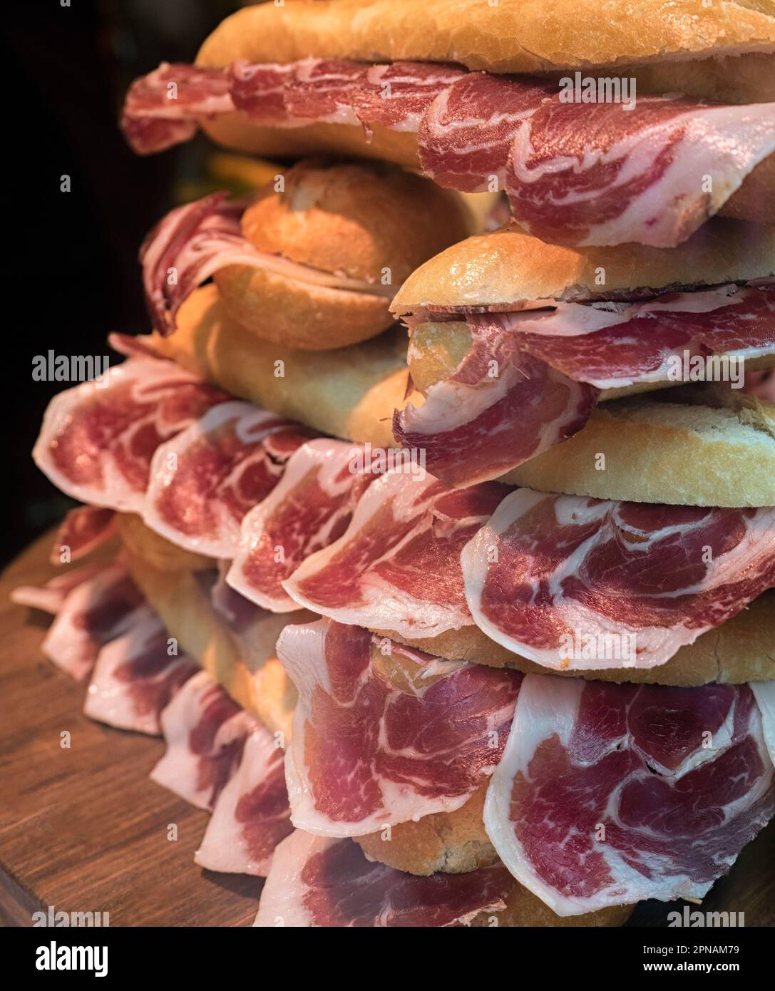 Sandwichs au jambon espagnol ibérique fraîchement préparés dans une épicerie fine Banque D'Images