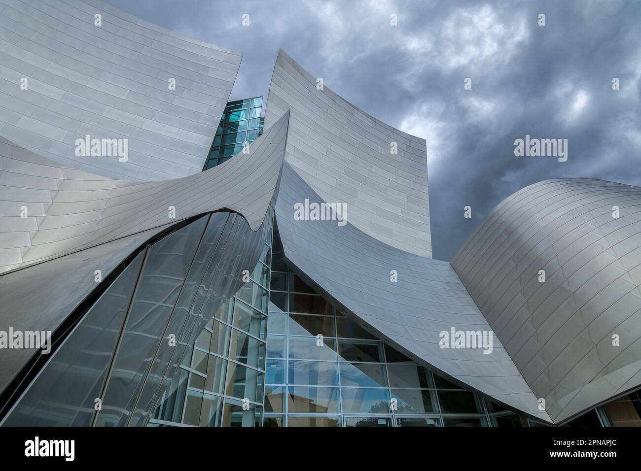 Des nuages orageux se rassemblent au-dessus de la salle de concert Walt Disney au centre-ville de Los Angeles, en Californie, conçue par le célèbre architecte Frank Gehry. Banque D'Images