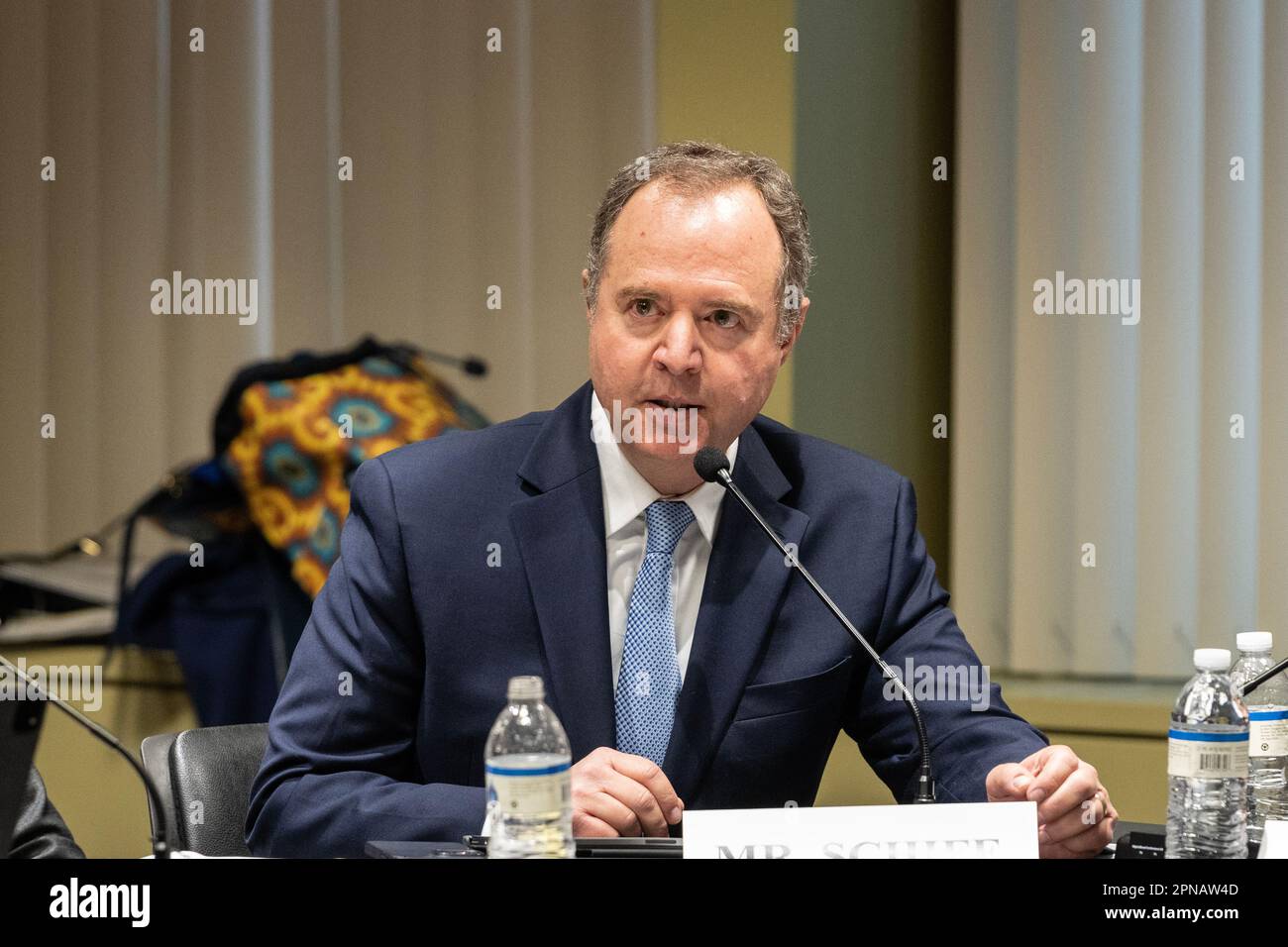 Le congressiste Adam Schiff (R) parle lors de l'audience sur le terrain de la Commission judiciaire de la Chambre des représentants sur les crimes violents commis à New York dans le bâtiment fédéral Javits à New York, sur 17 avril 2023 Banque D'Images