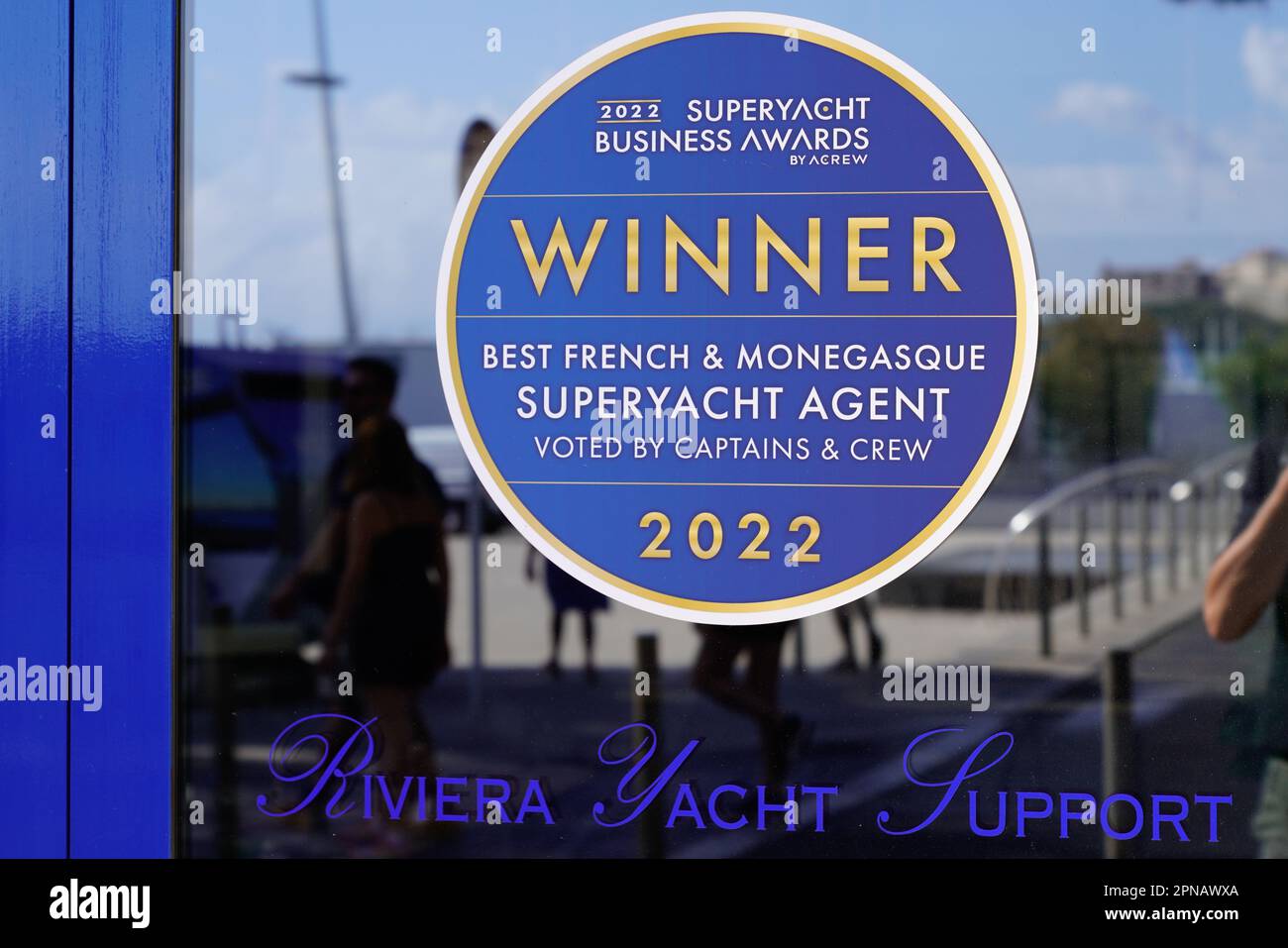 monaco , monte carlos, France - 04 12 2023 : riviera yacht support gagnant meilleur monégasque français superyacht agent broker logo marque et texte si Banque D'Images