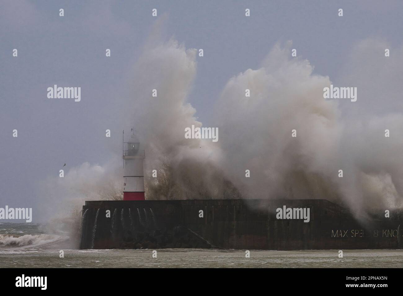 Les mers se brisent au-dessus du mur du port de Newhaven pendant la tempête Noa Banque D'Images
