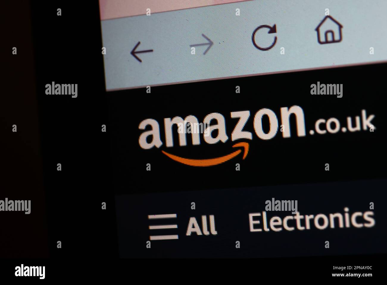 Ordinateur portable vue d'une barre de recherche d'Internet avec les grandes entreprises de technologie sont recherchées y compris, Twitter, Disney, Netflix, Amazon et Apple. Banque D'Images