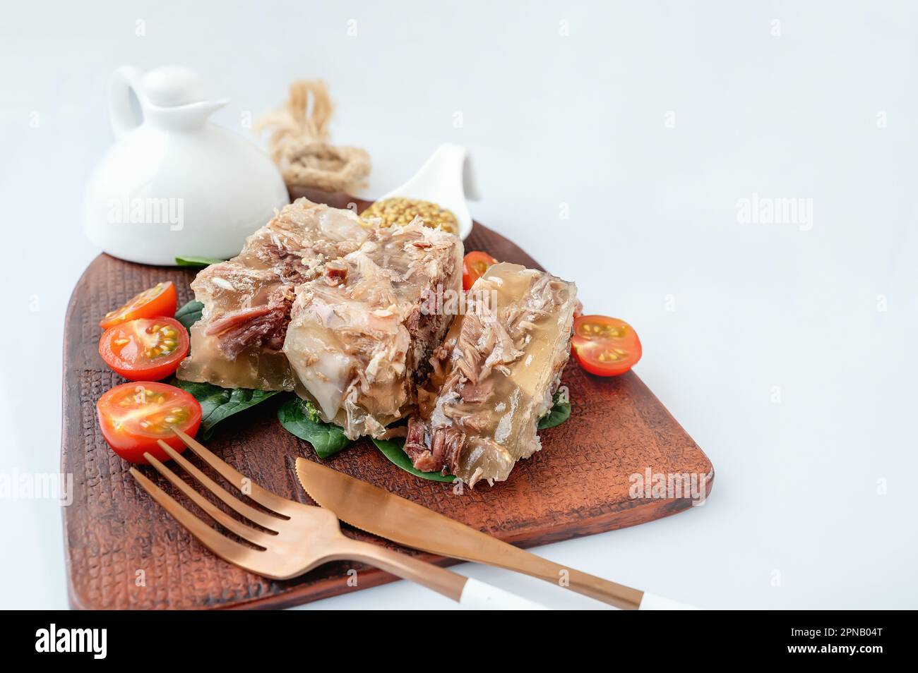 Gelée de viande maison avec moutarde et raifort sur une table de service. Gelée de viande de bœuf et de dinde.espace de copie Banque D'Images