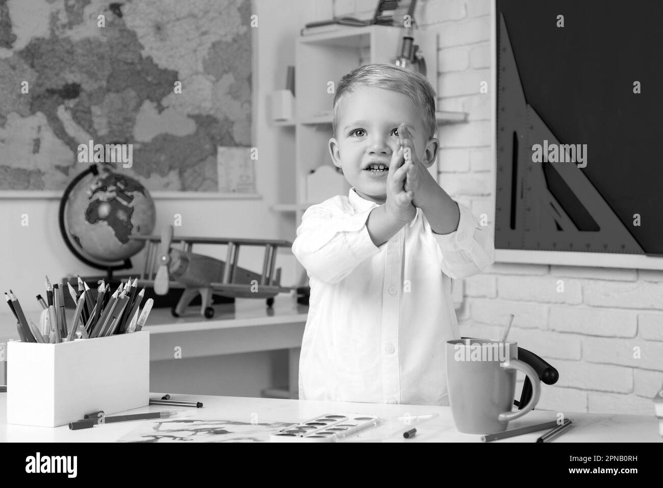 Bonne école enfants contre tableau vert. Enseignement individuel. Tutorat pour enfants. Les enfants sont prêts pour l'école. Enfant près du tableau noir dans la salle de classe de l'école Banque D'Images