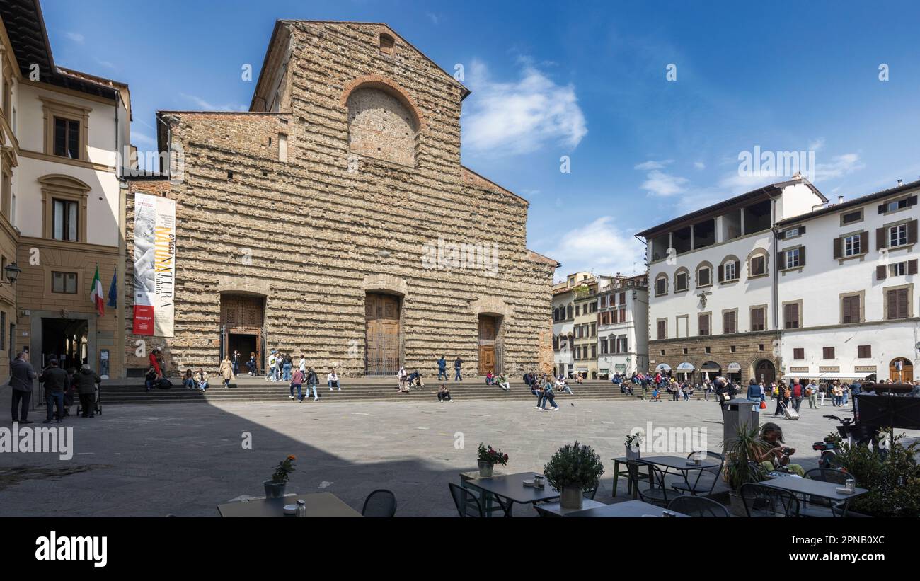La façade en pierre inachevée de la basilique de San Lorenzo vue de l'autre côté de la Piazza San Lorenzo. L'église originale a été consacrée en 393 AD. Banque D'Images