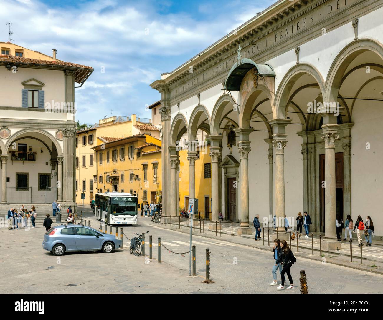 La vie quotidienne sur la Piazza della Santissima Annunziata. Florence, Toscane, Italie. Le centre historique de Florence est classé au patrimoine mondial de l'UNESCO Banque D'Images
