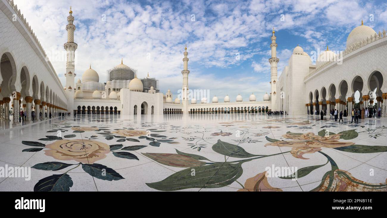 Abu Dhabi, Émirats Arabes Unis - 16 janvier 2023 : panorama de la magnifique mosquée Sheikh Zayed à Abu Dhabi, Émirats Arabes Unis Banque D'Images