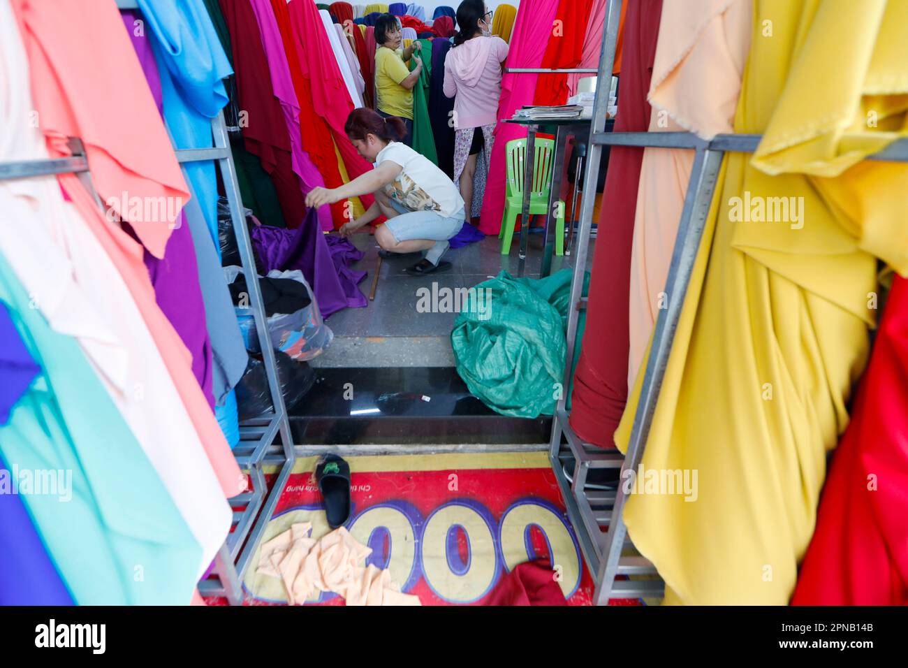 Quartier chinois de Cholon. Divers rouleaux de textile à vendre en magasin. Ho Chi Minh ville. Vietnam. Banque D'Images