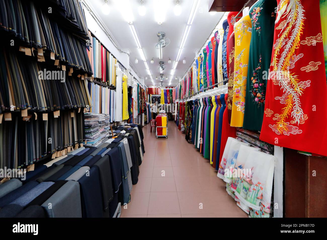 Robe longue traditionnelle vietnamienne colorée Ao Dai à vendre dans une  boutique. Ho Chi Minh ville. Vietnam Photo Stock - Alamy