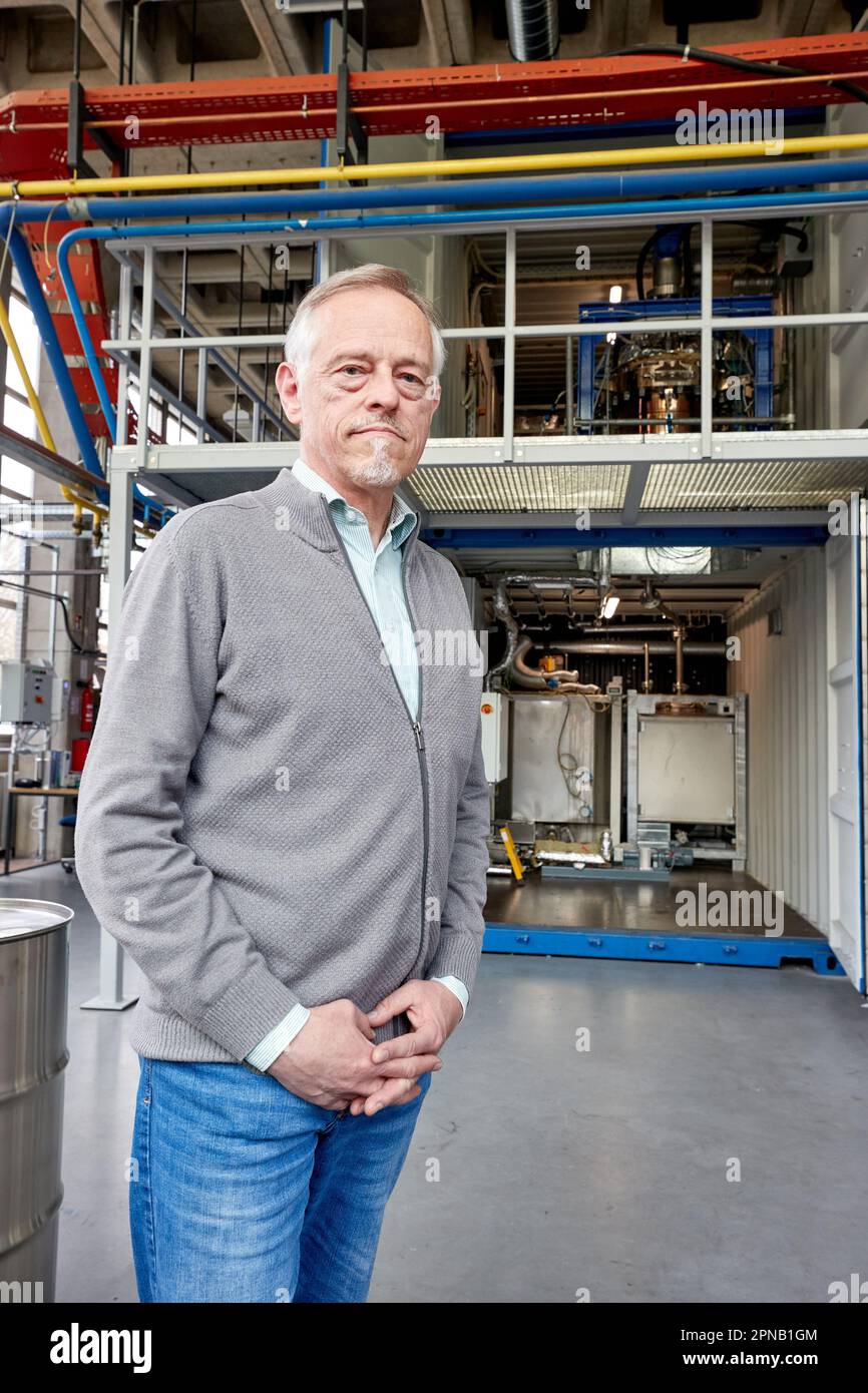 PRODUCTION - 05 avril 2023, Hambourg : Thomas Willner, ingénieur en procédés et chef de projet de Readi-PTL (distillation réactive), se trouve dans le réacteur de conversion des déchets (graisses usagées) de l'usine pilote du département d'ingénierie des procédés du campus des sciences de la vie de la HAW. L'usine pilote est conçue pour convertir les déchets tels que les matières grasses usagées et les déchets de plastique en substituts de pétrole lourd neutre en climat. Le substitut de pétrole (huile végétale fissurée CVO) peut être utilisé pour produire des carburants liquides comme l'essence et le diesel, ainsi que des plastiques et bien plus encore. Photo Banque D'Images