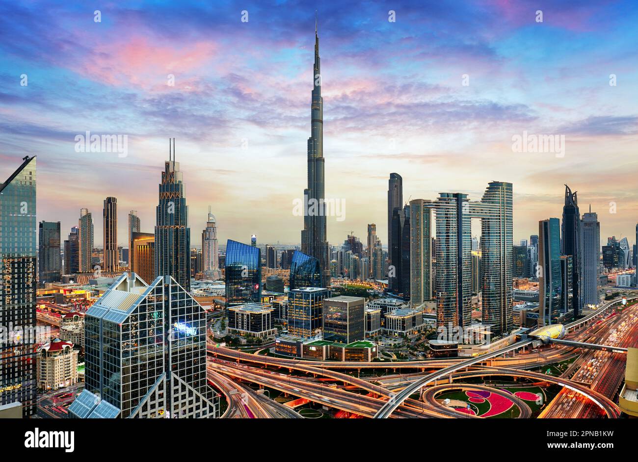 Vue imprenable sur le centre-ville de Dubaï et l'intersection de la route Sheikh Zayed, Émirats arabes Unis Banque D'Images