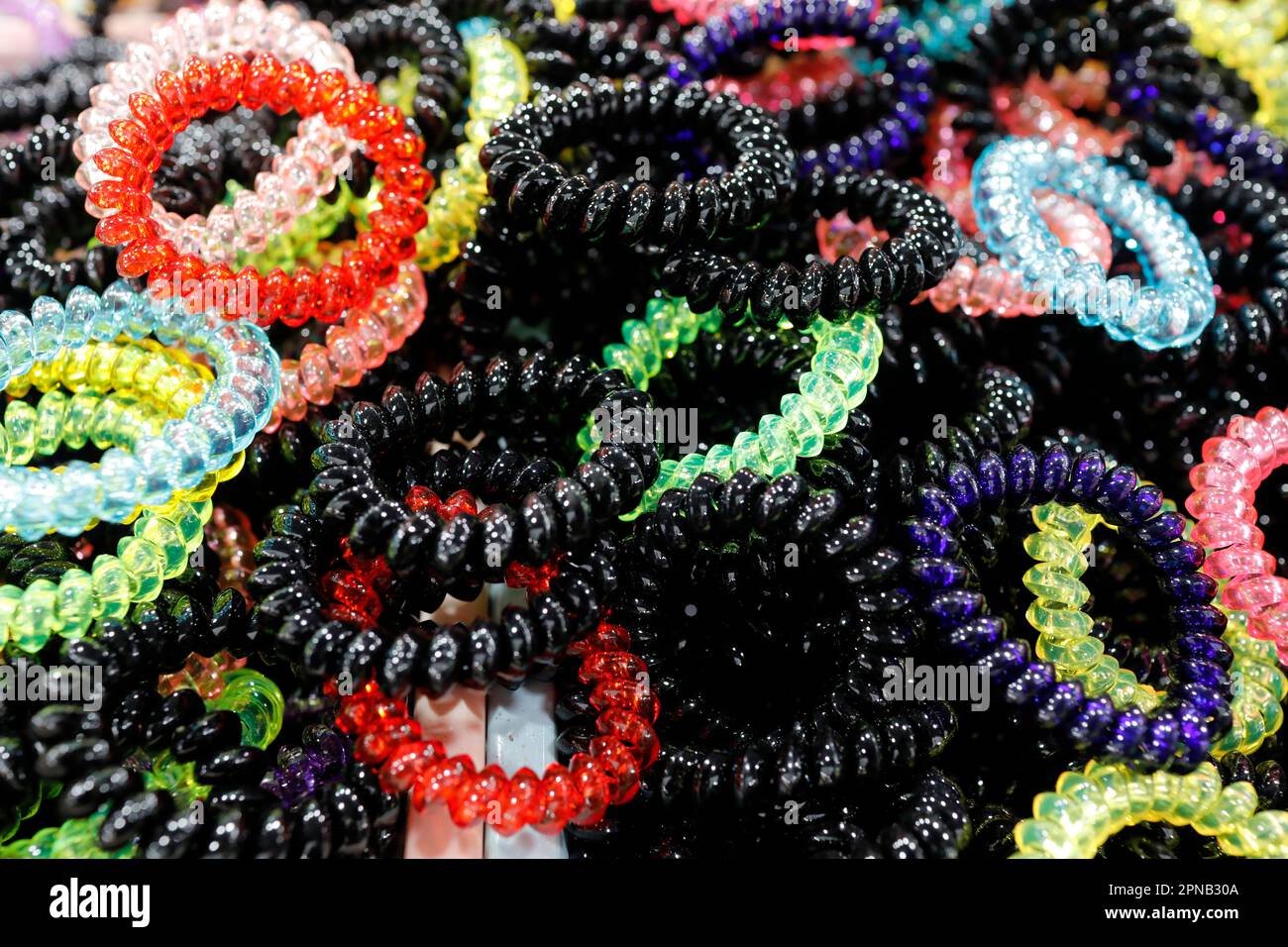 Bracelets et perles assortis dans un marché de Streetside. Chau Havane. Vietnam. Banque D'Images