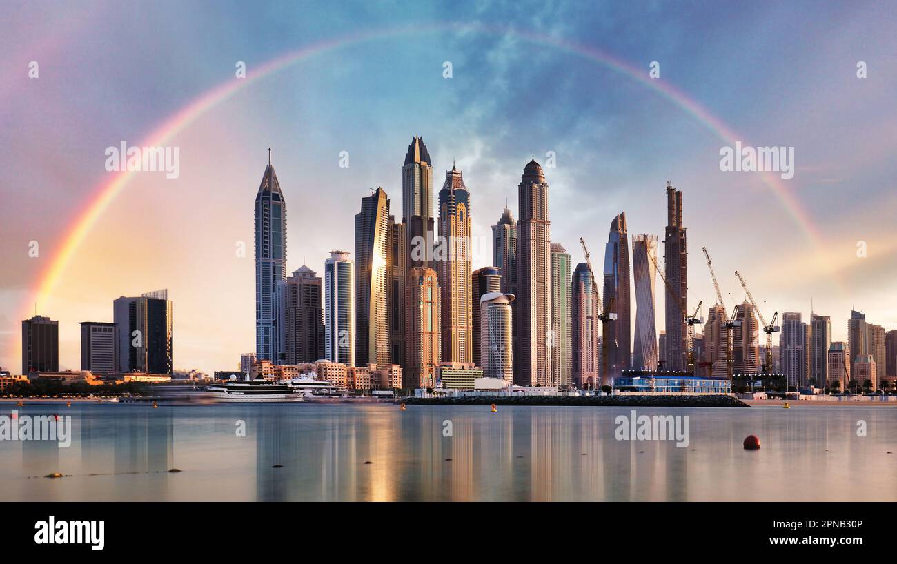 Rainbow over Dubai Skyline Marina, Émirats Arabes Unis Banque D'Images
