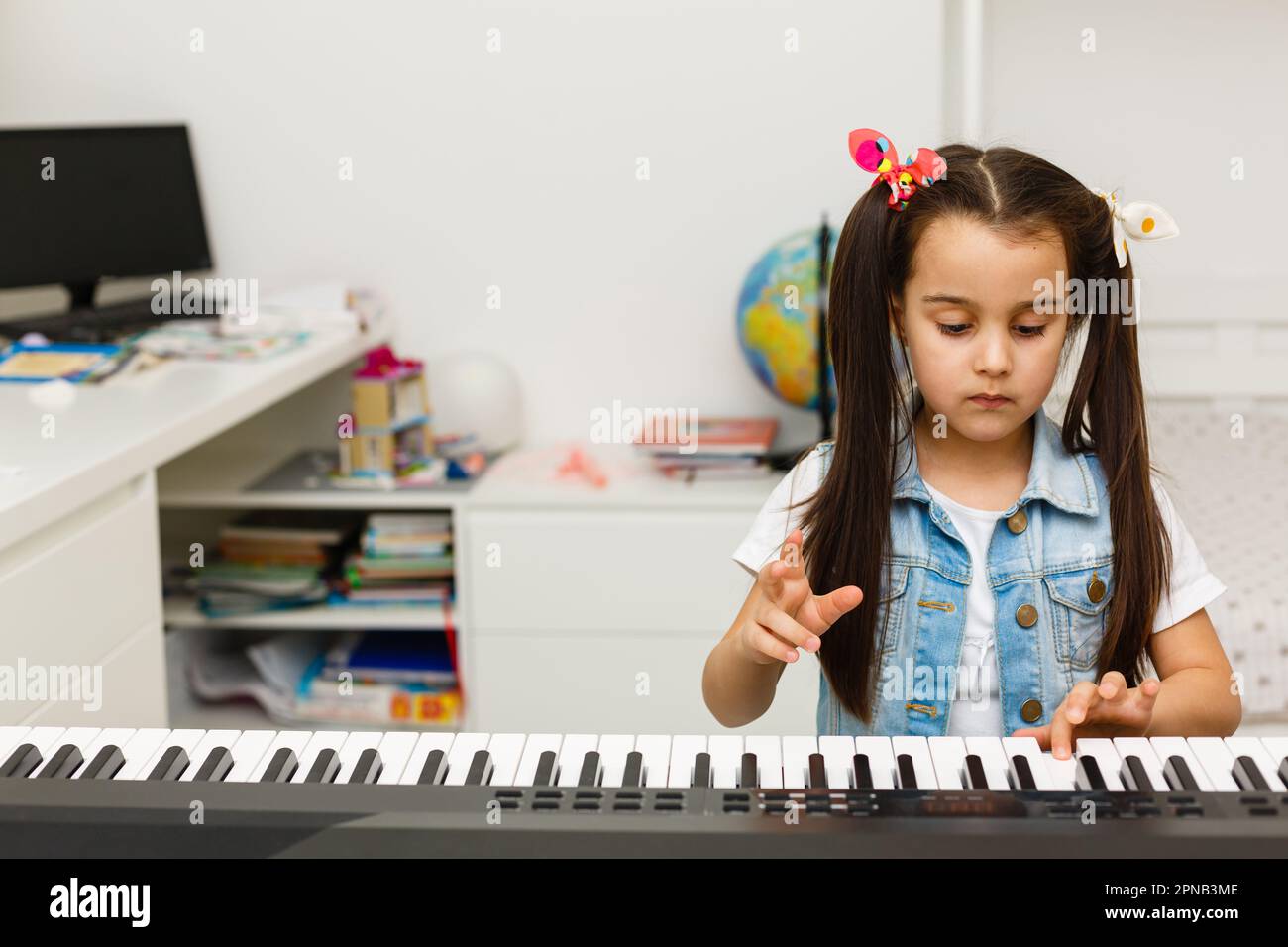 Home leçon sur la musique pour la fille sur le piano. L'idée d'activités  pour l'enfant à la maison pendant la quarantaine. Concept de musique Photo  Stock - Alamy