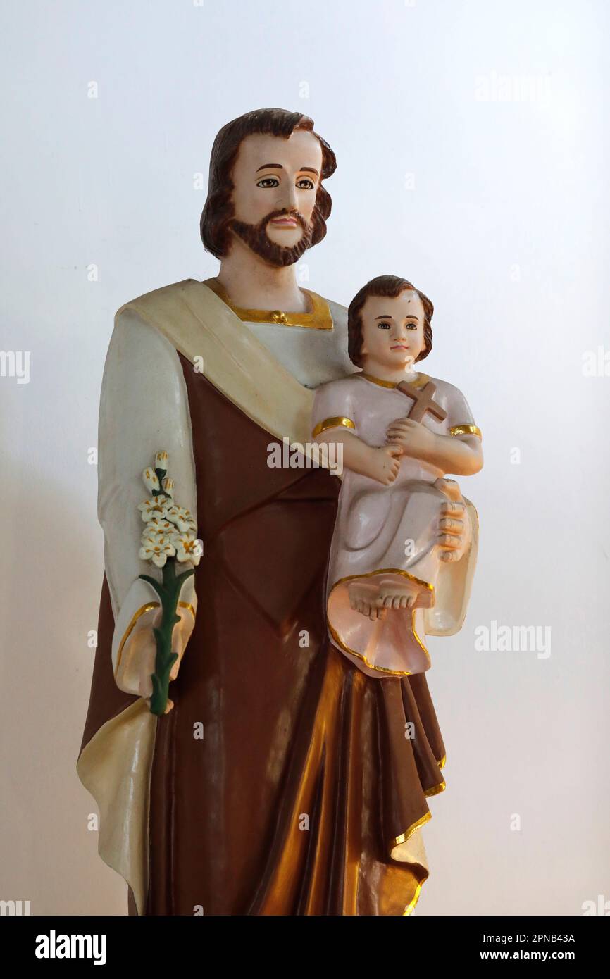 Saint Joseph avec le bébé Jésus dans les bras. Vietnam. Banque D'Images Saint Joseph avec le bébé Jésus dans les bras. Vietnam. Banque D'Images