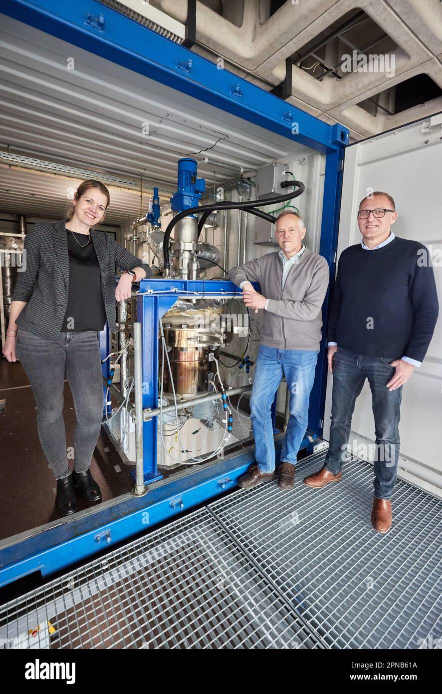 PRODUCTION - 05 avril 2023, Hambourg: Les deux scientifiques du groupe de recherche "Process Engineering" à la Faculté des sciences de la vie de la HAW Hambourg, Anika Sievers (l-r) et Thomas Willner, Et Thorsten Dunker, directeur général de Nexxoil GmbH, se tient devant le réacteur pour la conversion des déchets (matières grasses usagées) dans l'usine pilote du département d'ingénierie des procédés du campus des sciences de la vie de HAW. L'usine pilote est conçue pour convertir les déchets tels que les matières grasses usagées et les déchets de plastique en substituts de pétrole lourd neutre en climat. Le produit de remplacement du pétrole (CVO C Banque D'Images