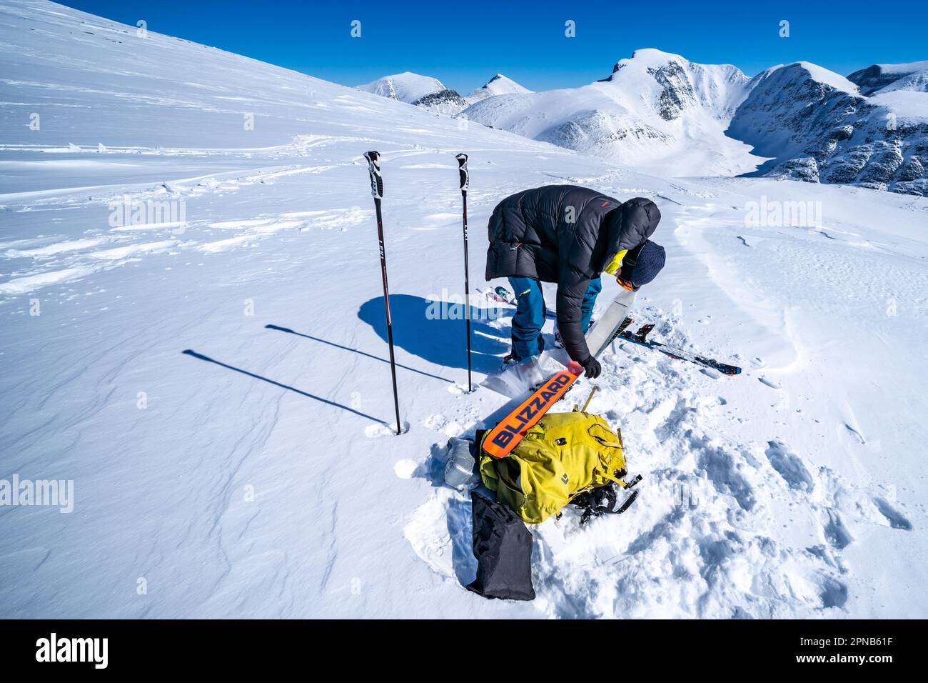 Enfiler des peaux après le ski alpin dans le parc national de Rondane, Norvège Banque D'Images