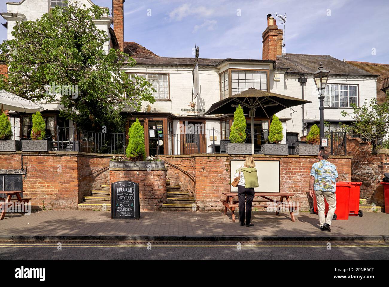 The Dirty Duck public House, Stratford upon Avon, Angleterre, Royaume-Uni, également connu sous le nom de Black Swan pub. Banque D'Images