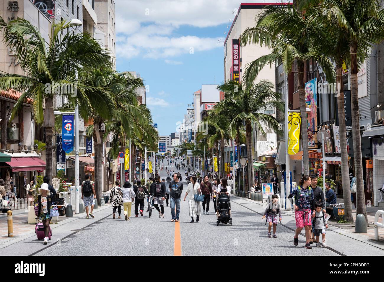 Piétons sur la rue commerçante Kokusai Dori Naha, Okinawa, Japon Banque D'Images