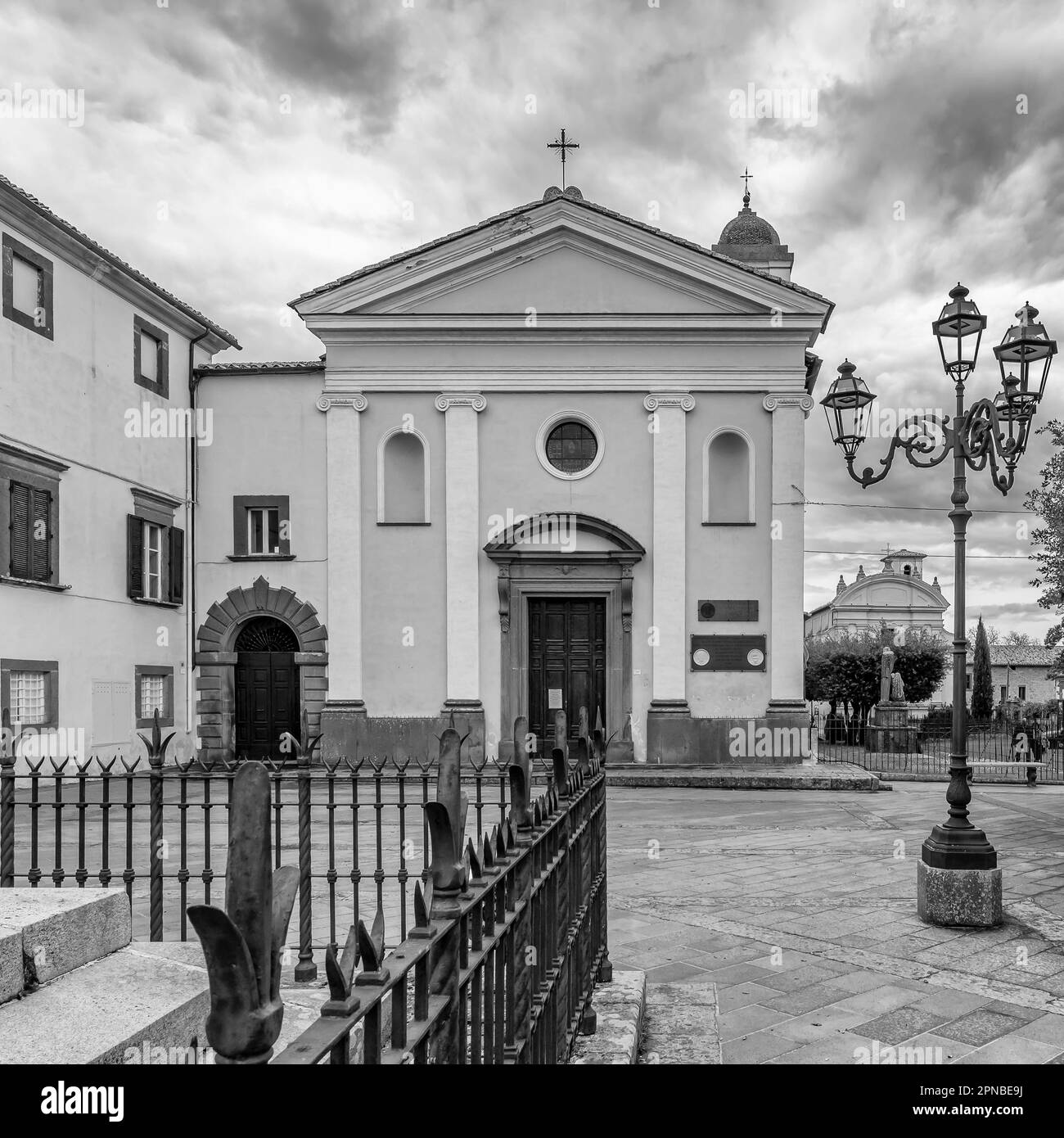 Vue en noir et blanc de l'église de l'Annunziata, également appelée Sant'Agostino, Bagnoregio, dans le diocèse de Viterbo, Italie Banque D'Images