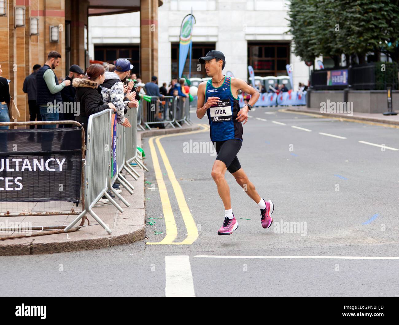 Naoki AIBA, (JPN), passant par Cabot Square, sur son chemin pour terminer 18th, dans le Marathon de Londres Men's Elite 2022. Banque D'Images