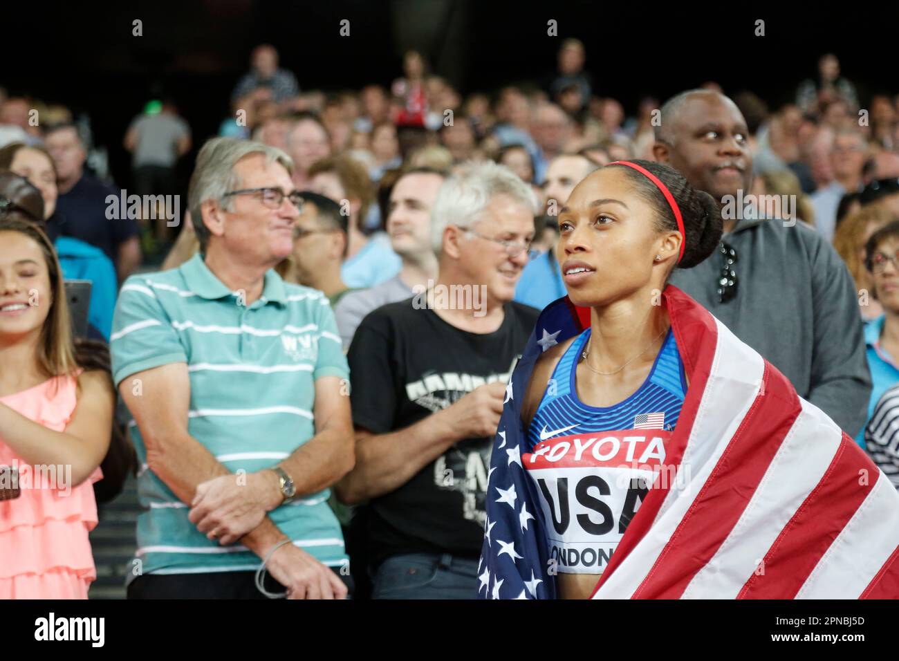 Allyson Felix avec le drapeau des États-Unis aux Championnats du monde d'athlétisme de Londres 2017. Banque D'Images