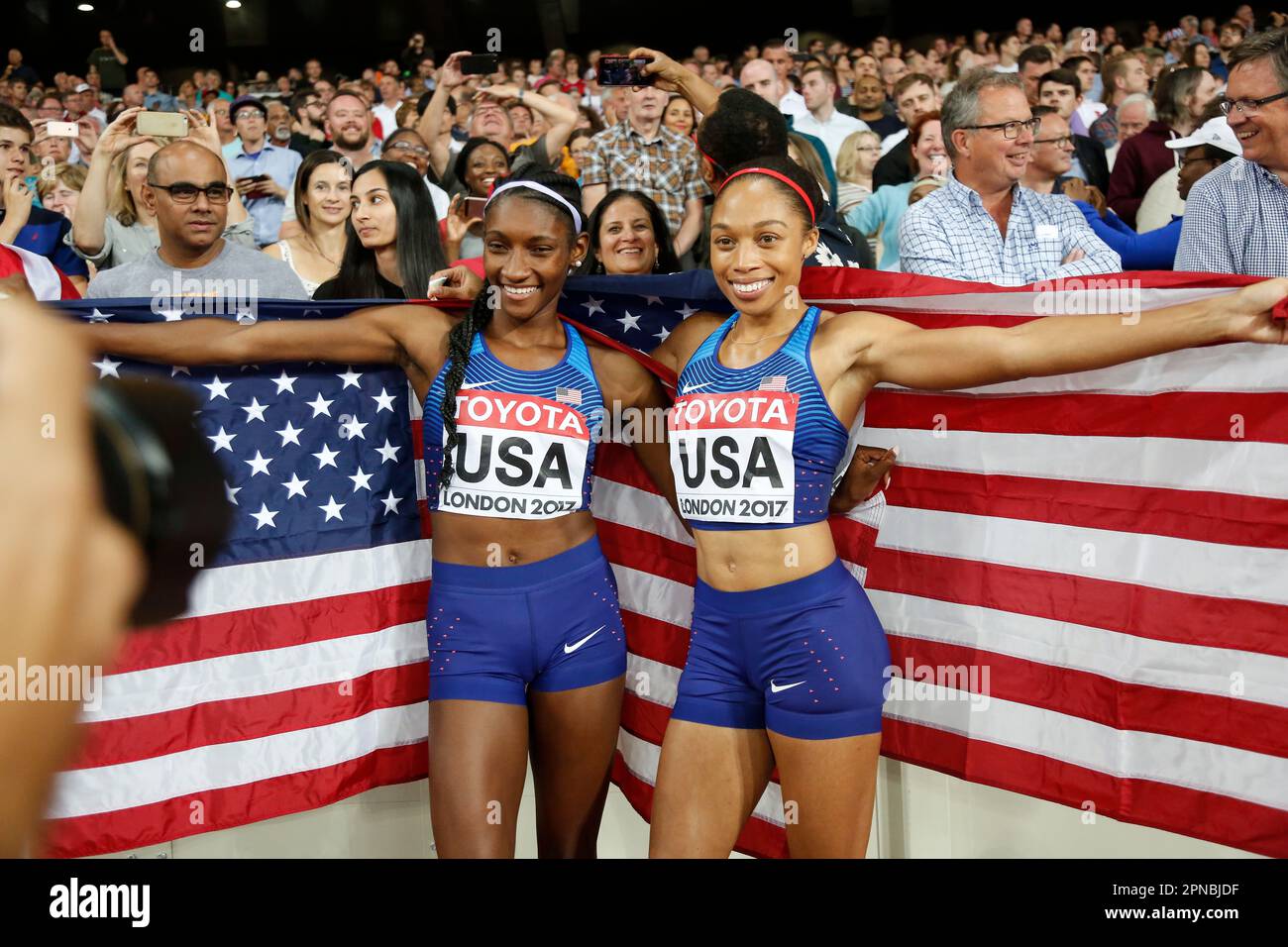 Allyson Felix avec le drapeau des États-Unis aux Championnats du monde d'athlétisme de Londres 2017. Banque D'Images