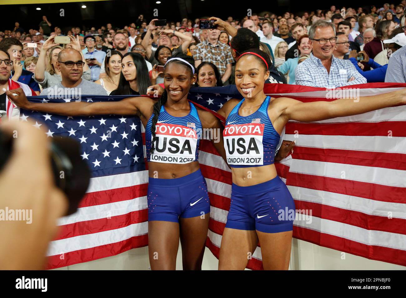 Allyson Felix avec le drapeau des États-Unis aux Championnats du monde d'athlétisme de Londres 2017. Banque D'Images