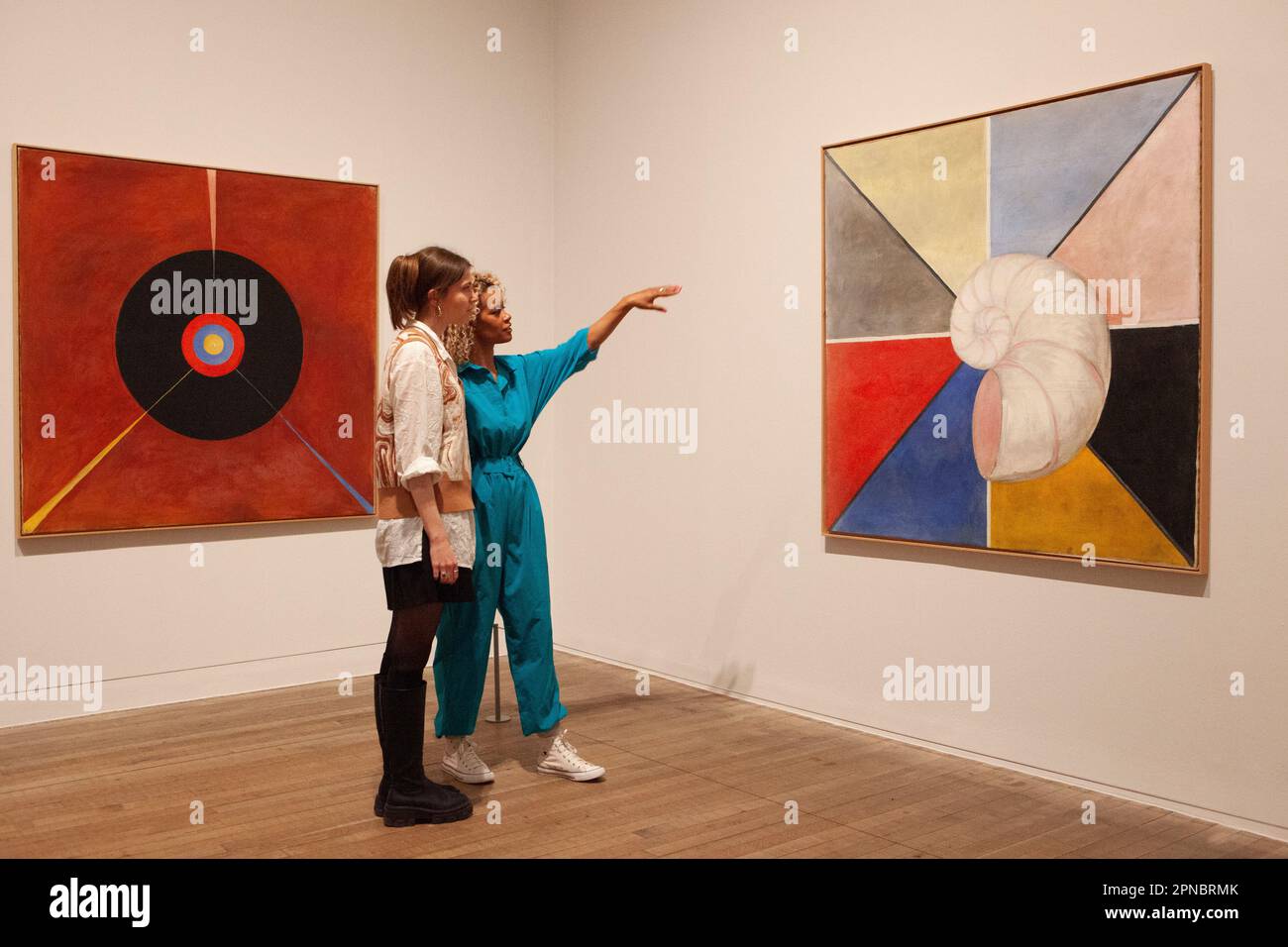 Londres, Royaume-Uni. 18th avril 2023. Tate Modern présente une exposition de Hilma af Klint et Piet Mondrian, deux pionniers de l'art d'abstat avec des sensibilités très différentes. Deux femmes regardent 'The Swan, la série SUW/UW, Groupe IX: Partie 1, no 19', 1915, par Hilma af Klint. Credit: Anna Watson/Alay Live News Banque D'Images