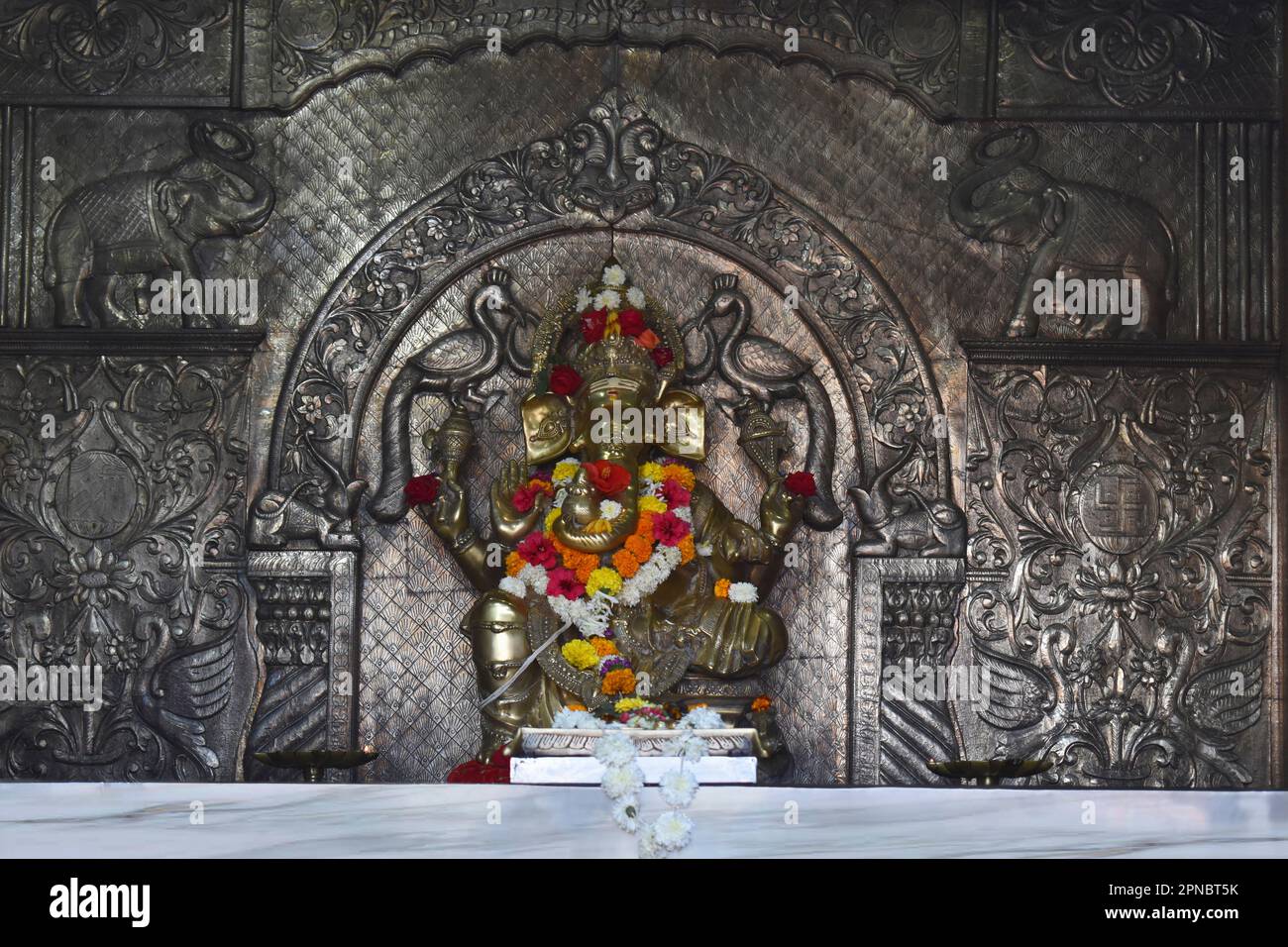 Le Dieu Ganesha idol en laiton métallique à Shree Siddhivinayak Pitadi Ganpati Mandir, Alandi, Pune, Maharashtra, Inde. Banque D'Images