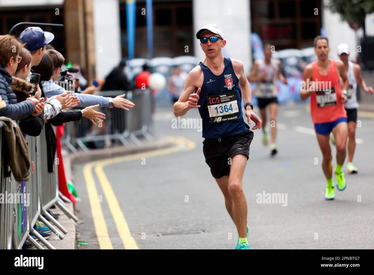Peter Lightning de Kent AC passant par Cabot Square sur son chemin pour terminer 17th dans la catégorie 40-44 du Marathon de Londres 2022 en 02:32:35 Banque D'Images