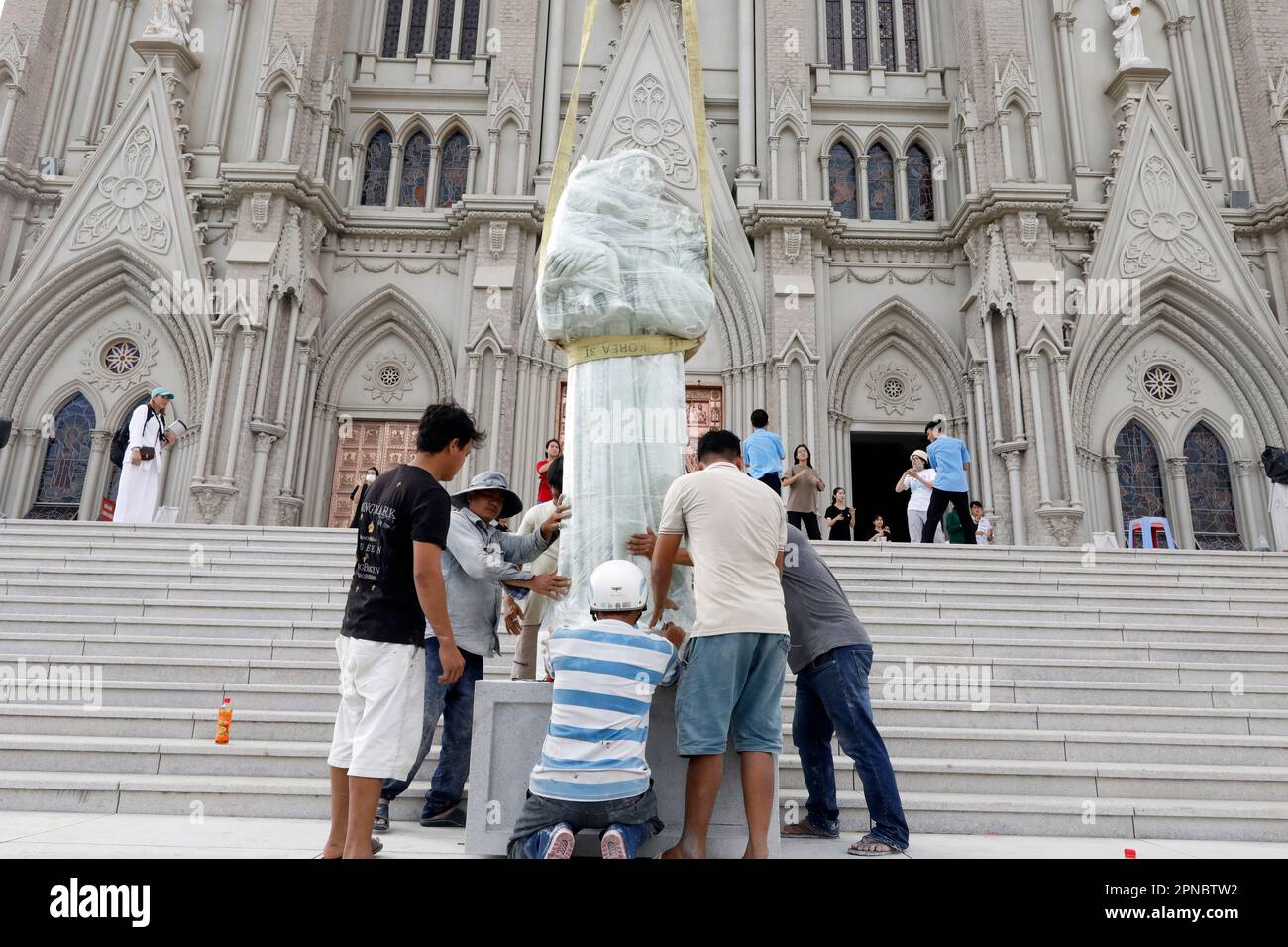 Église de Vinh de chant. Arrivée de la nouvelle statue de Saint Anthony de Padoue. Vietnam. Banque D'Images