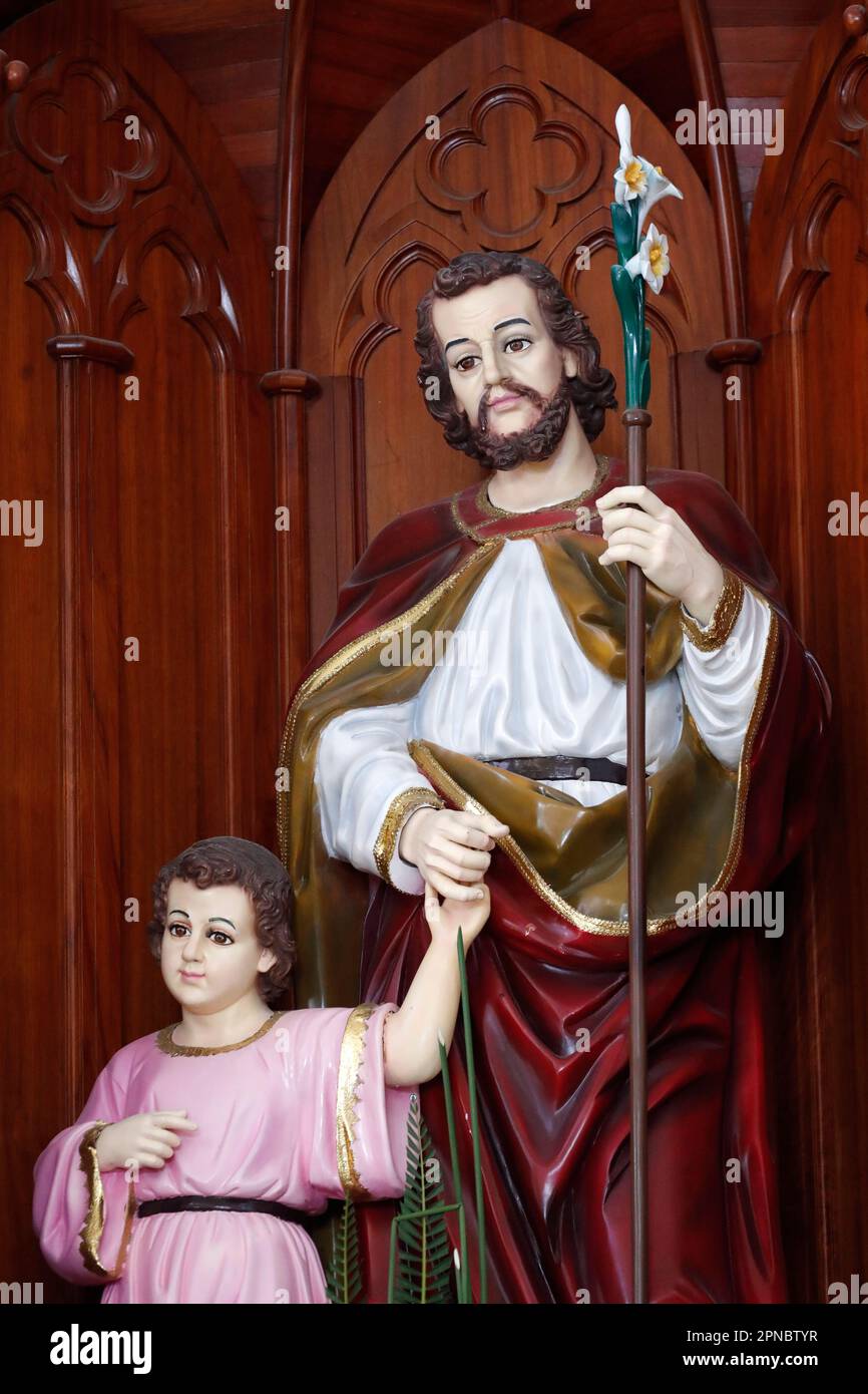 Église de Vinh de chant. Saint Joseph avec le bébé Jésus. Vietnam. Banque D'Images Église de Vinh de chant. Saint Joseph avec le bébé Jésus. Vietnam. Banque D'Images