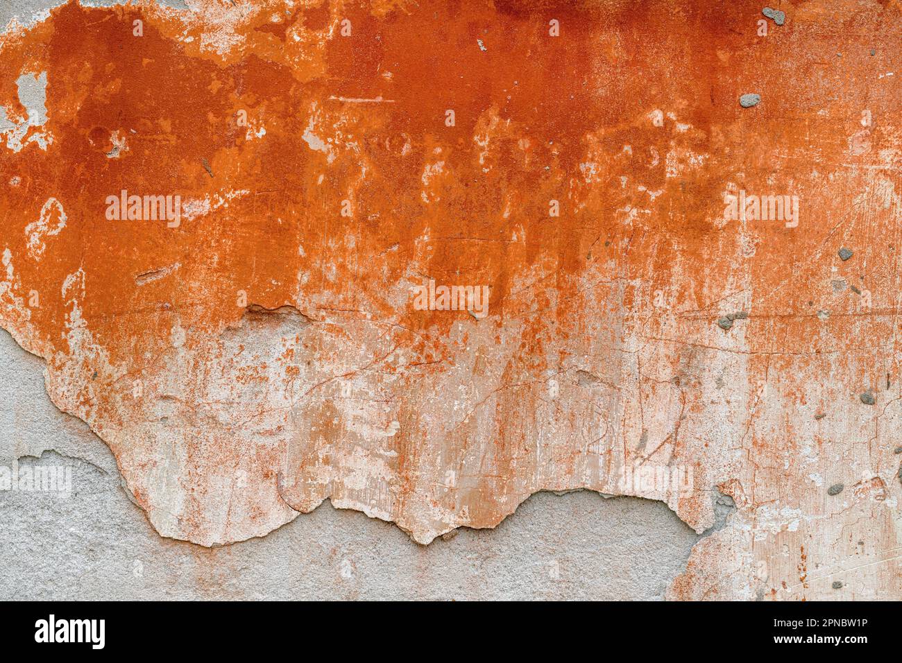 Mur extérieur endommagé d'un ancien bâtiment comme arrière-plan. Texture de façade usée avec couleur orange vive. Banque D'Images