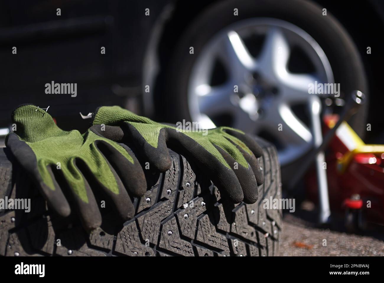Quelqu'un change de roues, des pneus d'hiver aux pneus d'été Photo Stock -  Alamy