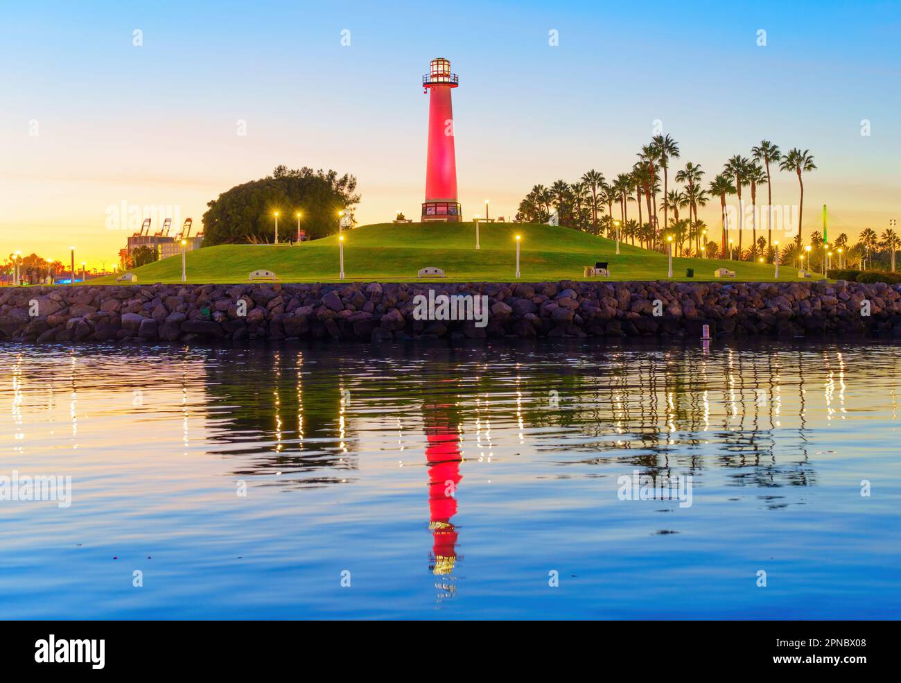 Belle vue sur le phare de long Beach en Californie pendant un coucher de soleil époustouflant, vu de l'eau. Banque D'Images