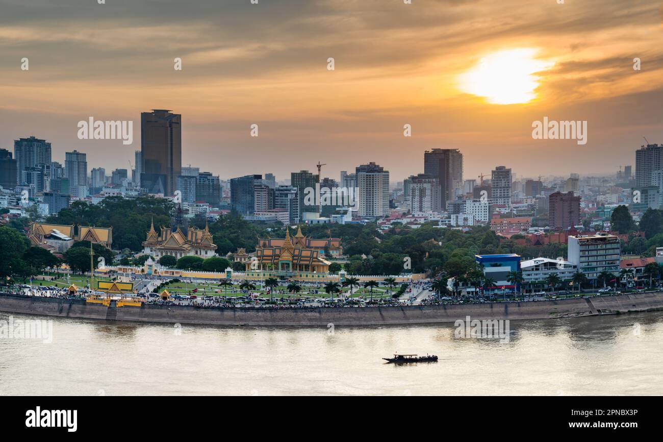 Vue sur le toit, vue sur la région de Riverside de la capitale du Cambodge.coucher de soleil sur le Palais Royal et les bâtiments élevés au-delà, comme un petit bateau Banque D'Images