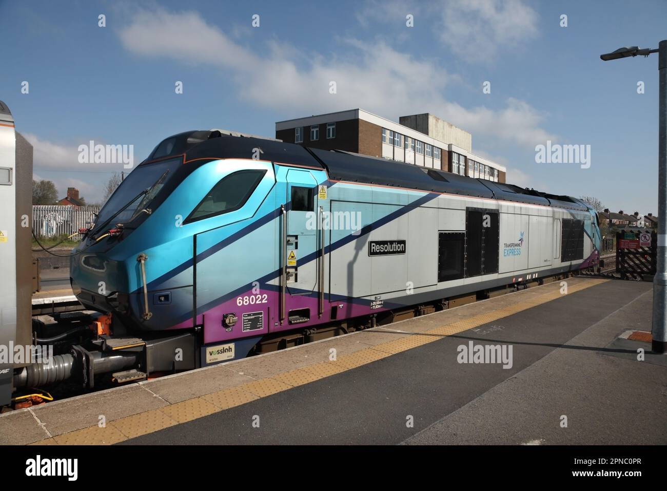 La première Transpennine Express classe 68 loco 68022 propulse le service 5B73 0926 Cleethorpes vers Doncaster par la station Scunthorpe le 18/04/23. Banque D'Images