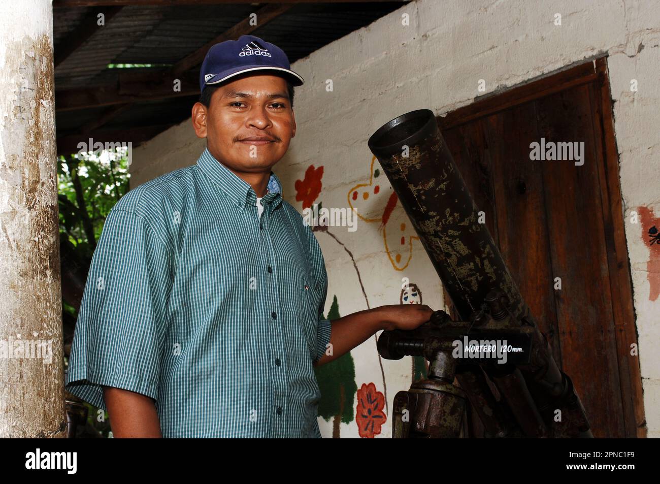 Un ancien combattant est le guide du Musée de la Révolution à Perquin. El Salvador, Amérique centrale. Banque D'Images