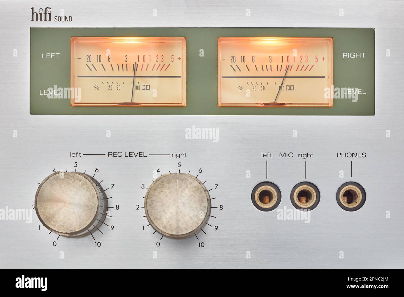 Image de style rétro d'un lecteur de cassettes audio argent vintage avec vu mètres Banque D'Images