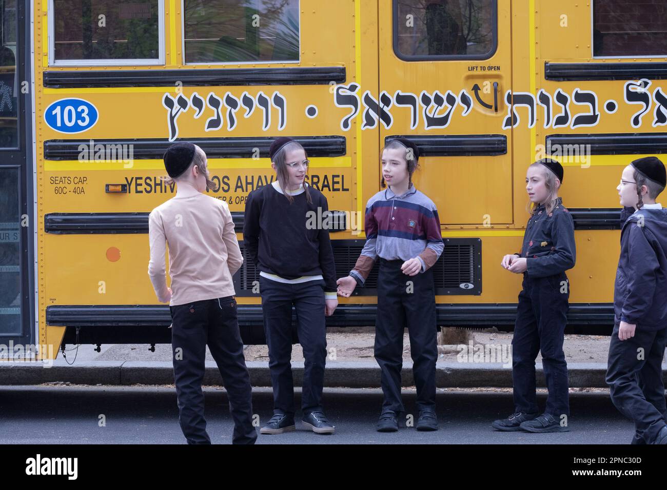 Les camarades d'école juifs orthodoxes traînent pendant les vacances lors d'une légère journée de printemps. À New York. Banque D'Images