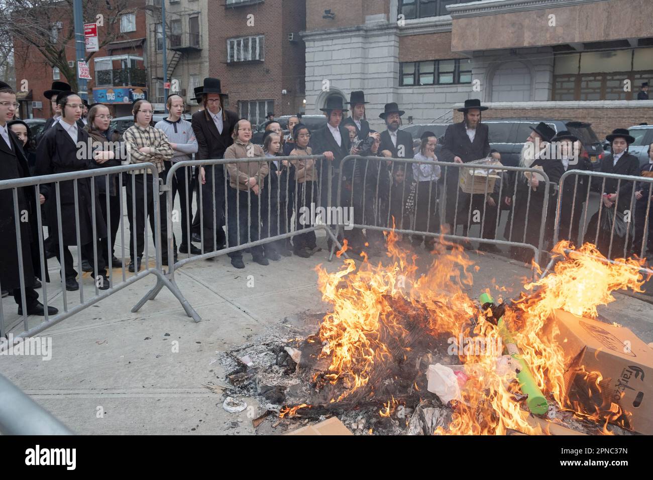 Quelques heures avant le début de la Pâque, les hommes et les garçons juifs se préparent en brûlant le dernier de leurs produits de pain. Sur Lee Avenue à Brooklyn, New York. Banque D'Images