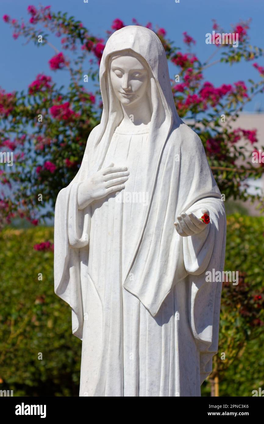 La statue de la Reine de la paix près de l'église Saint-Jacques à Medjugorje, en Bosnie-Herzégovine. Banque D'Images