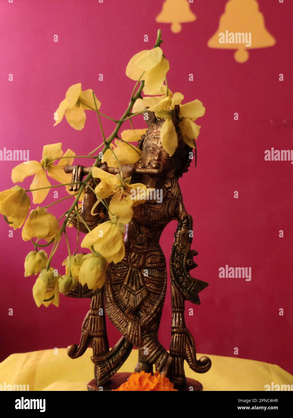 Idole en laiton du Seigneur Krishna décorée de marigold et d'amaltas/fleurs de douche dorées/Vishu/Vishu Kani/Kerala Banque D'Images