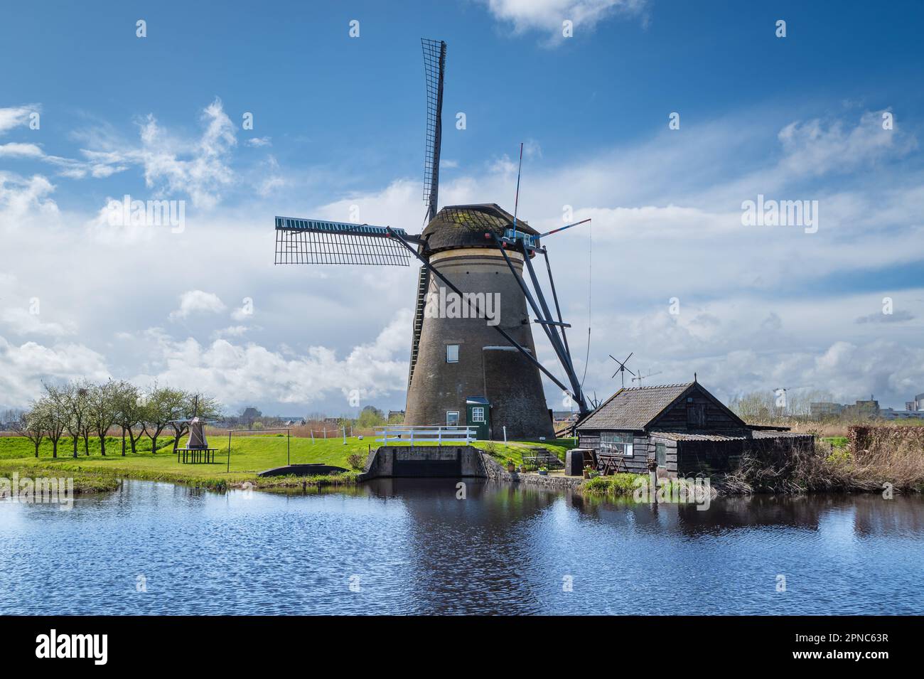 parc à éoliennes kinderdijk aux pays-Bas. Une partie du site du patrimoine mondial de l'UNESCO. Moulin à vent typique de Hollande. Vous pouvez voir comme ça tout ce que vous allez Banque D'Images