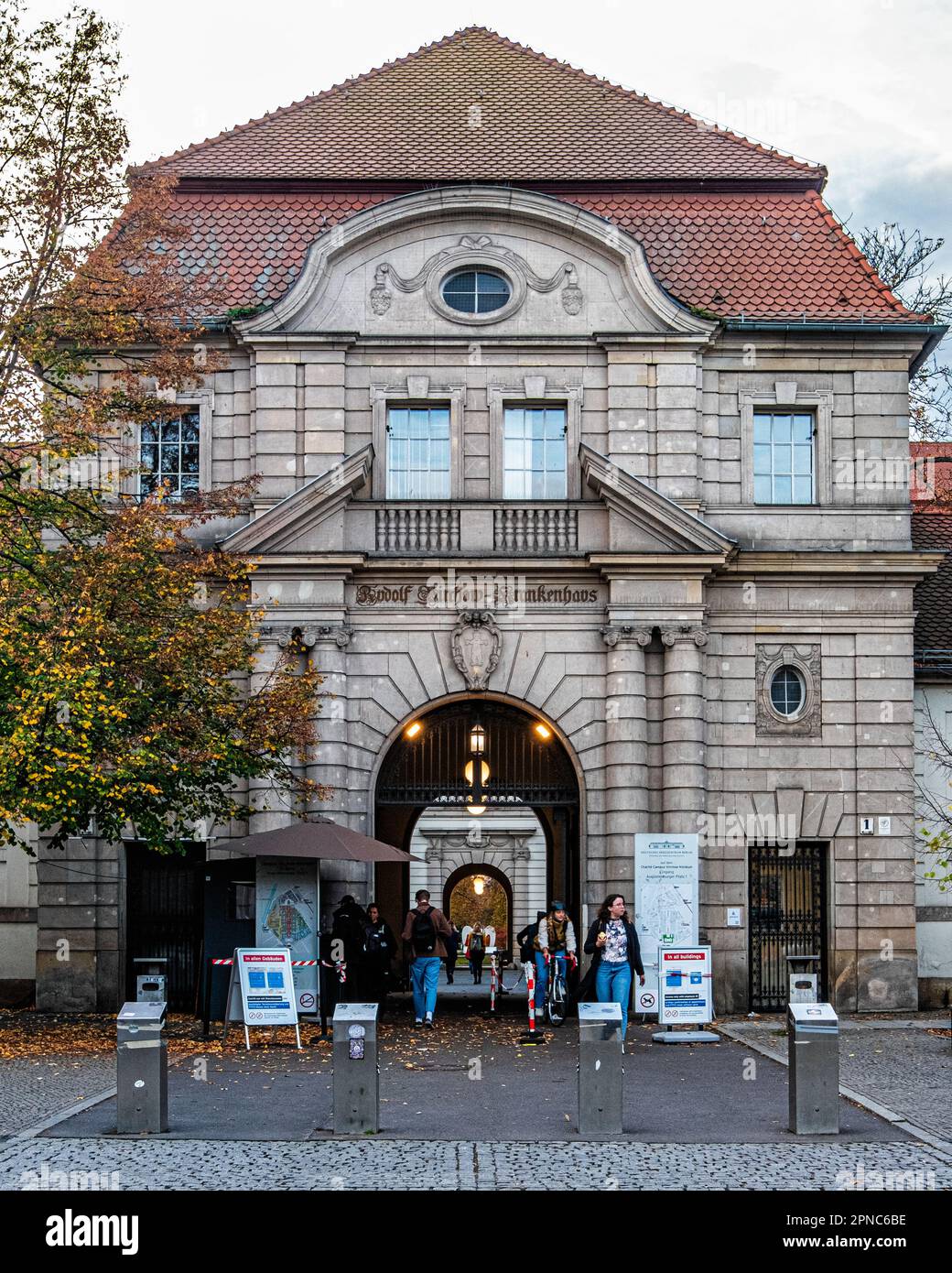 L'hôpital Rudolf Virchow,entrée, Augustenburger Platz, Wedding-Mitte ...