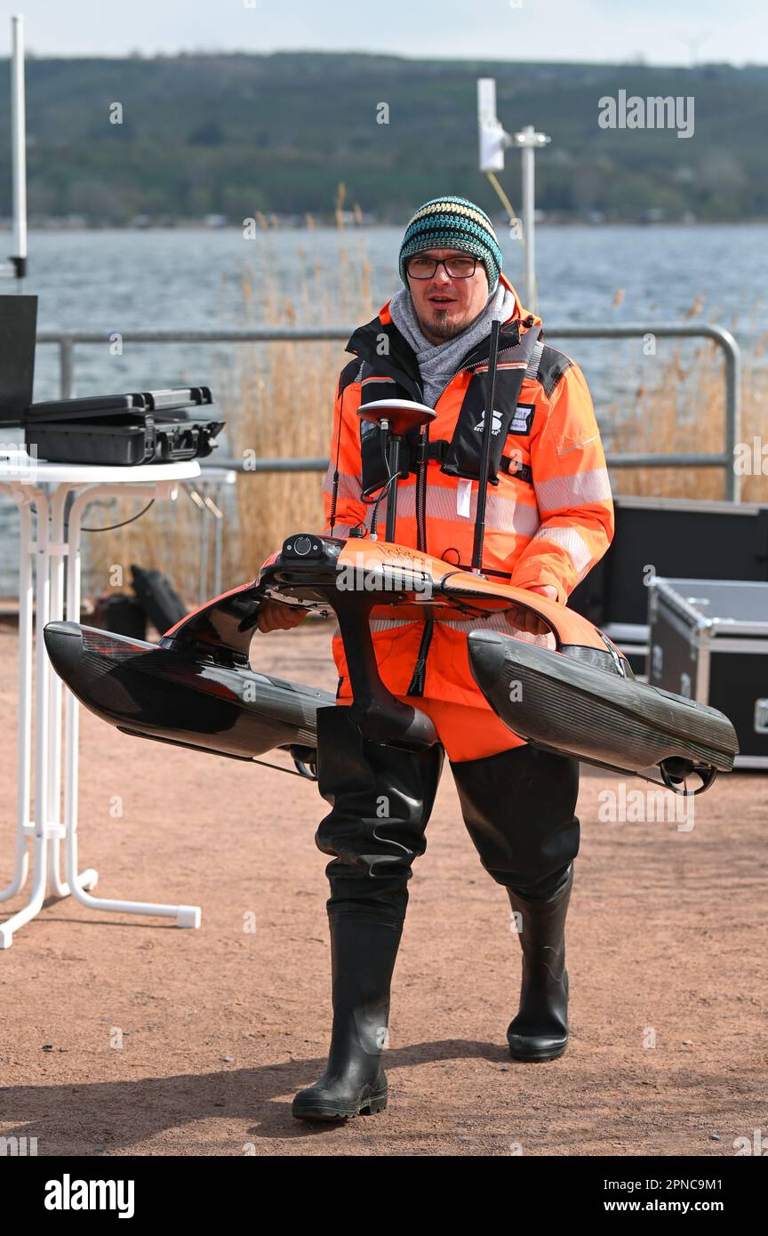 Aseleben, Allemagne. 18th avril 2023. Stephan Packebusch apporte un drone flottant Sonobot sur le site. Cet appareil peut balayer et afficher indépendamment le fond du lac à l'aide d'un sondeur. Cette technologie moderne est utilisée pour la première fois dans la recherche de trésors archéologiques sous-marins au fond du Süßen See. Credit: Heiko Rebsch/dpa/Alay Live News Banque D'Images