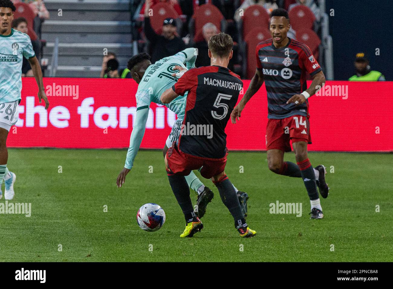Toronto, ON, Canada - 15 avril 2023 : Derrick Etienne Jr #18 milieu de terrain de l'Atlanta United lutte pour le ballon pendant la saison régulière MLS 2023 Banque D'Images Toronto, ON, Canada - 15 avril 2023 : Derrick Etienne Jr #18 milieu de terrain de l'Atlanta United lutte pour le ballon pendant la saison régulière MLS 2023 Banque D'Images