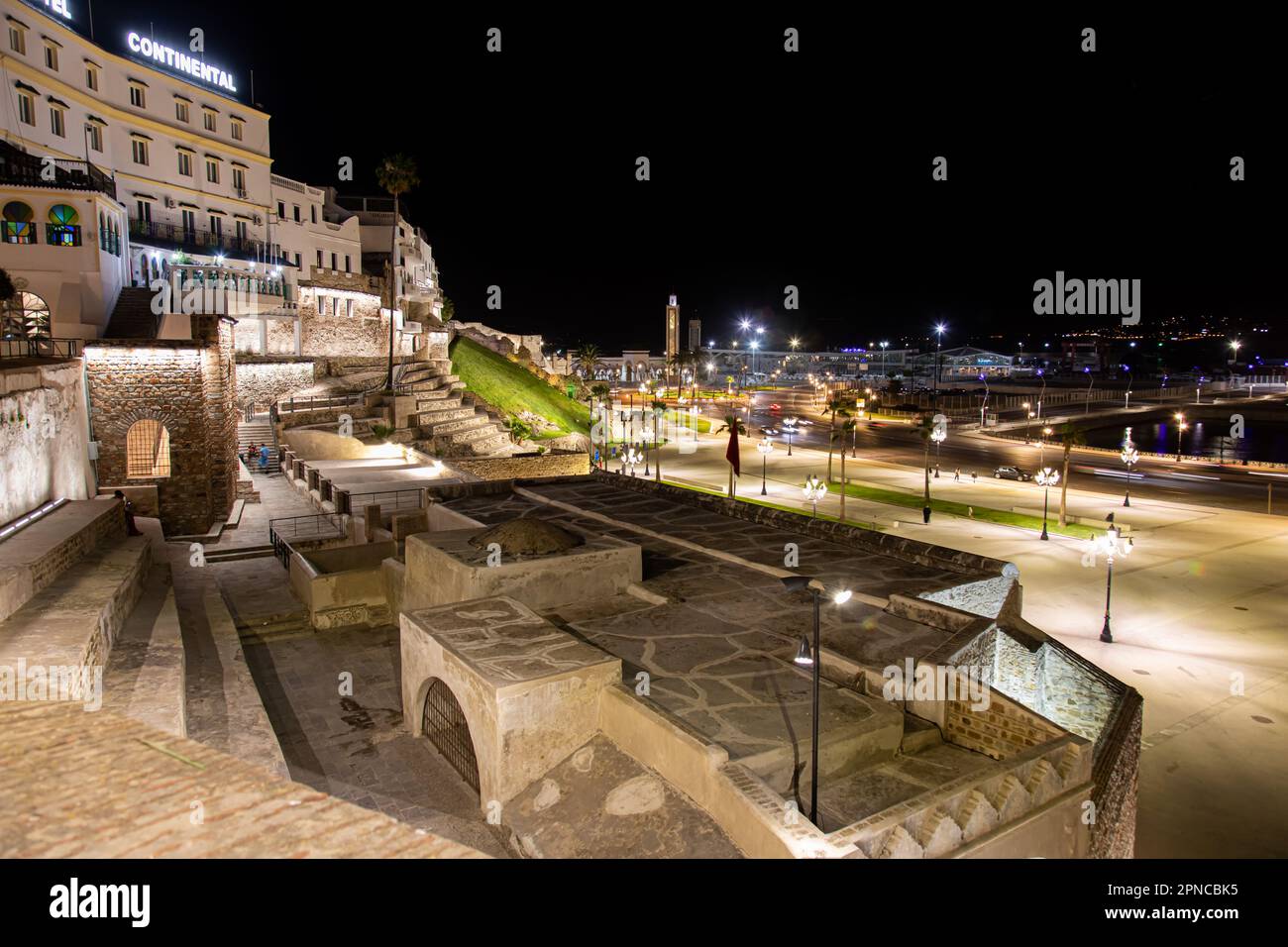 Tanger, Maroc 2022: Vue de nuit sur la promenade du centre de la médina Banque D'Images